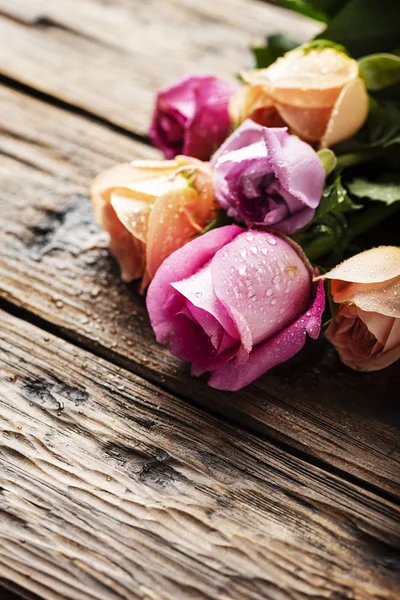 Mischung Aus Rosa Rosen Auf Dem Holztisch Selektiver Fokus — Stockfoto