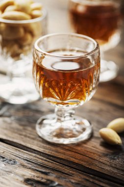 Geleneksel İtalyan likörü Amaretto badem ile