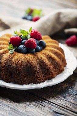 Kek çilek ve nane ile yakın çekim