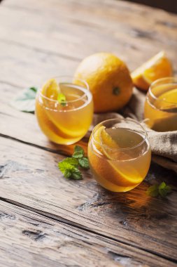 Portakal ve ahşap masa nane ile soğuk çay