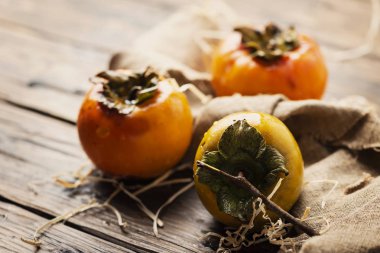 Ahşap masa üzerinde taze tatlı Trabzon hurması