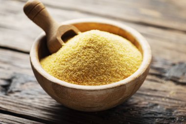 Ahşap kase çiğ polenta, yakın çekim 