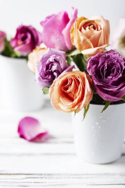 Beautiful beyaz arka plan üzerinde pembe gül demetleri