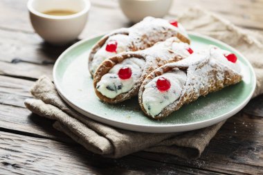 Tipik Sicilya tatlı rustik ahşap masa üzerinde ricotta peynirli