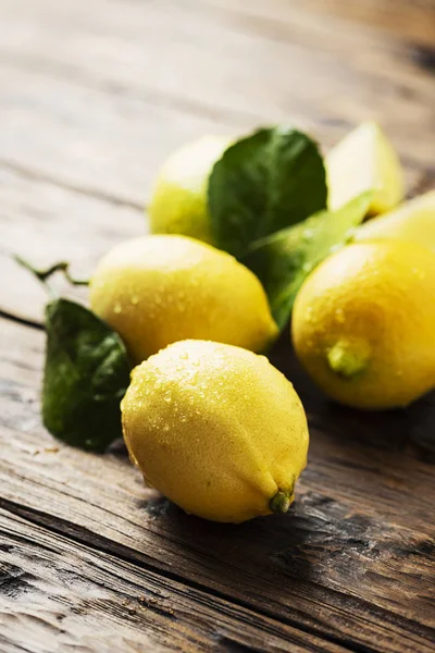 Frische Zitronen Mit Blättern Auf Holztisch — Stockfoto