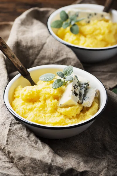 Zbliżenie Gotowane Polenta Gorgonzolą — Zdjęcie stockowe