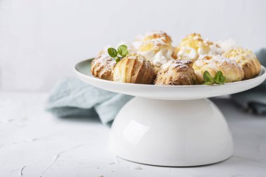 Krema ile farklı profiterol karışımı