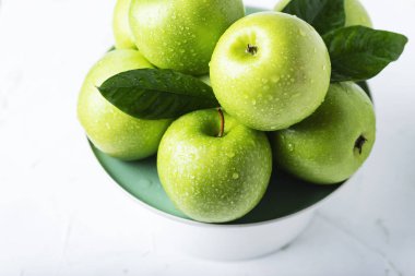 Yeşil elma suyu damla beyaz masaya