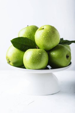 Yeşil elma suyu damla beyaz masaya