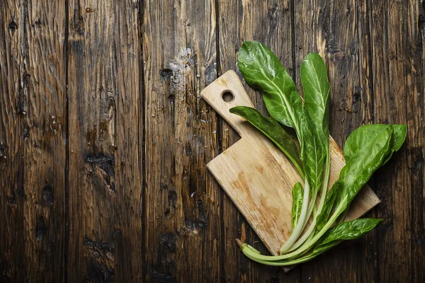 Ahşap kesme tahtası üzerinde taze swiss Chard üstten görünüm