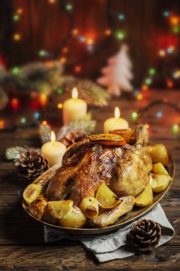 Portakal dilimleri ve Noel akşam yemeği için patates ile kavrulmuş tavuk