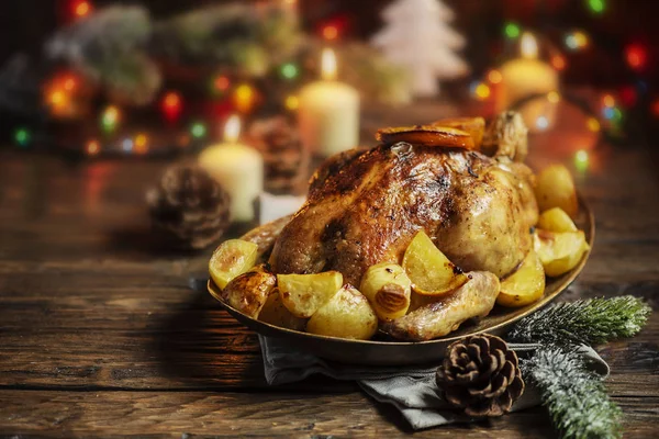 Gebratener Truthahn Mit Orangenscheiben Und Kartoffeln Zum Weihnachtsessen — Stockfoto