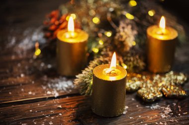 Noel dekorasyonu ile altın mumlar ve ışık, seçici odak