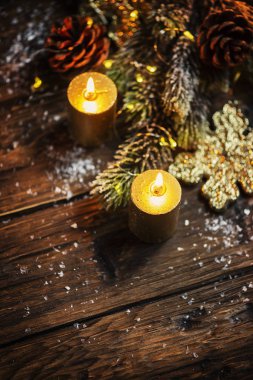 Noel dekorasyonu ile altın mumlar ve ışık, seçici odak