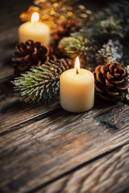 Koyu arka plan, seçici odak üzerinde mum ile Noel dekorasyon