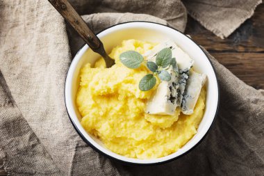 Tipik Lombardy çanak polenta gorgonzola, seçici odak ile