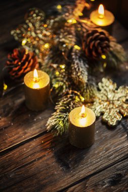 Noel dekorasyonu ile altın mumlar ve ışık, seçici odak
