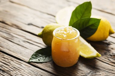 Ev yapımı limon reçel ve ahşap masa, seçici odak üzerinde taze limon