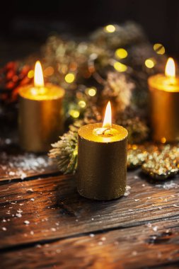 Noel dekorasyonu ile altın mumlar ve ışık, seçici odak