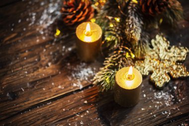 Noel dekorasyonu ile altın mumlar ve ışık, seçici odak