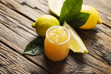 Ev yapımı limon reçel ve ahşap masa, seçici odak üzerinde taze limon