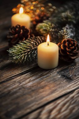 Koyu arka plan, seçici odak üzerinde mum ile Noel dekorasyon