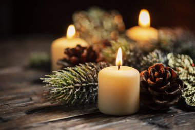 Koyu arka plan, seçici odak üzerinde mum ile Noel dekorasyon