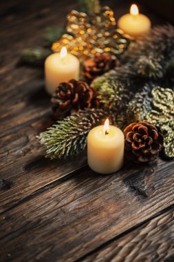 Koyu arka plan, seçici odak üzerinde mum ile Noel dekorasyon