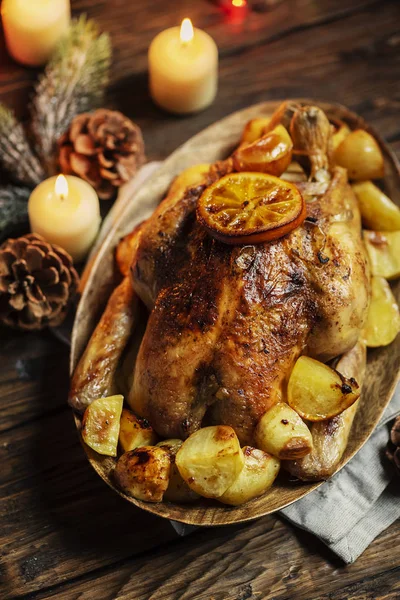 Gebratener Truthahn Oder Huhn Mit Orangenscheiben Und Kartoffeln Teller Zum — Stockfoto