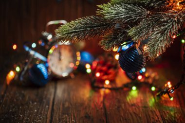 Chriatmas kartı blu topları ve ışıklar, seçici odak ile