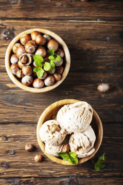 Fındık ve nane, seçici odak ile lezzetli dondurma