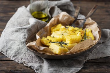 Rosemary, seçici odak ile tipik İtalyan kızarmış polenta