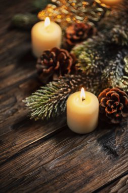 Koyu arka plan, seçici odak mum ile Noel dekorasyon