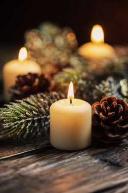 Koyu arka plan, seçici odak mum ile Noel dekorasyon