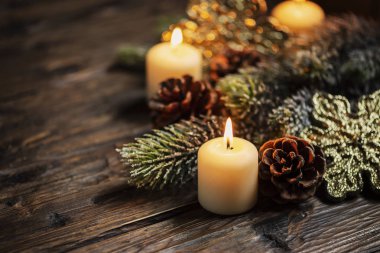 Koyu arka plan, seçici odak mum ile Noel dekorasyon