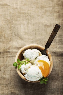 Tipik siscilian dondurma cassata şekerlenmiş meyve, seçici odak ile