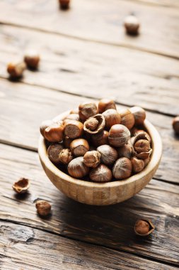 Ahşap kase, seçici odak lezzetli fındık