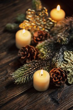 Koyu arka plan, seçici odak mum ile Noel dekorasyon