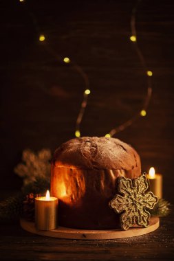 Typial Itlian panettone koyu arka plan, seçici odak üzerinde