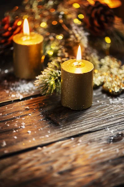Noel dekorasyon altın mumlar ve ışıklar, seçici odak ile