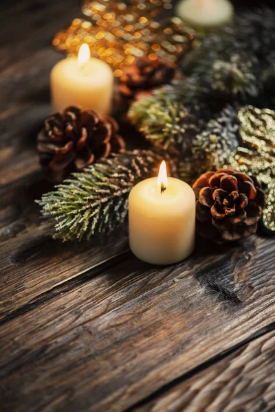 Koyu arka plan, seçici odak mum ile Noel dekorasyon