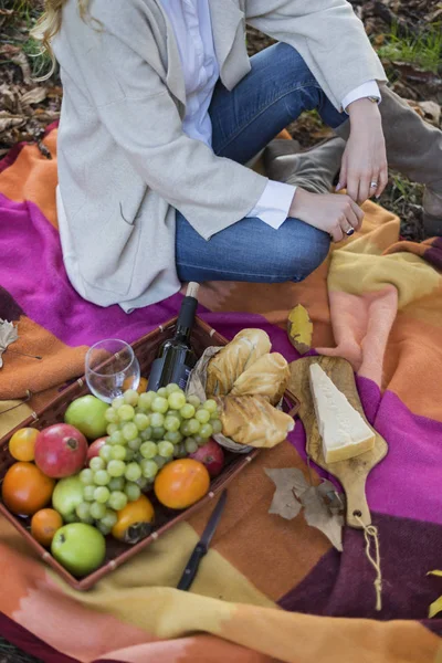 Junge Blonde Frau Entspannen Sich Freien Und Picknicken Rom Italien — Stockfoto