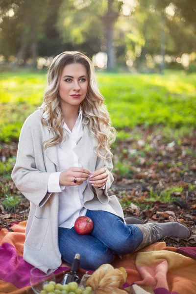 Mujer Rubia Joven Relajándose Aire Libre Haciendo Picnic Roma Italia —  Fotos de Stock