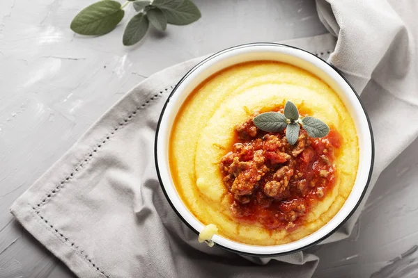 Polenta Típica Lombardía Con Tomates Carne Enfoque Selectivo — Foto de Stock