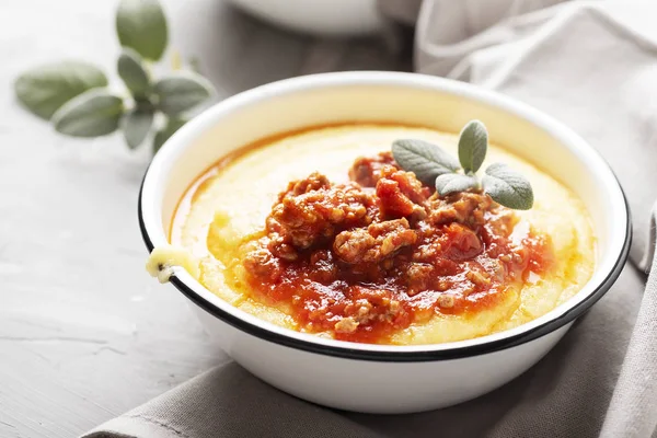 Typische Polenta Van Lombardije Met Tomaten Vlees Selectieve Aandacht — Stockfoto