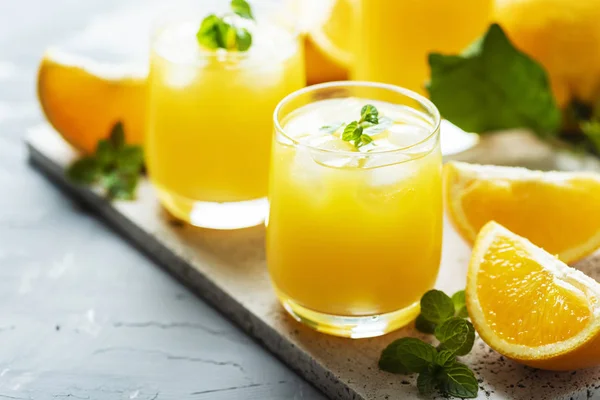 Свежий Холодный Апельсиновый Сок Зеленой Мятой Льдом Избирательный Фокус — стоковое фото