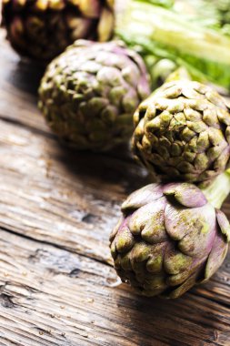 Ahşap masa, seçici odak resim üzerinde ham İtalyan enginar