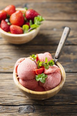 Yaz dondurma strawerry ve nane, seçici odak ile
