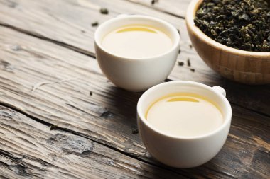 İki bardak sıcak yeşil çay ve ahşap masa, seçici odak resim üzerinde ham çay