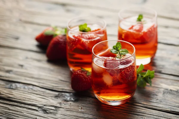 Taze yaz buz, çilek ve nane, seçici odak ile kokteyl